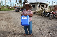 Distribuir bidones para ayudar a las personas a almacenar agua potable en Filipinas