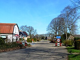 Ingang naar het dorp met rechtsboven op het naambordje de Stellingwerfse naam van het dorp