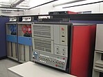 IBM 360とその操作パネルが置かれたコンピュータルーム