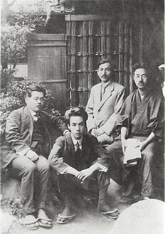 Od lewej: Kan Kikuchi, Ryūnosuke Akutagawa, Chōzō Mutō (historyk ekonomii), Tokutarō Nagami (dramaturg), 1919 r.