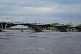 La route 335 traverse la rivière des Prairies via le pont Viau.