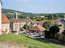 Centre du village, école et fontaine, vus de la rue des Chevrettes.jpg