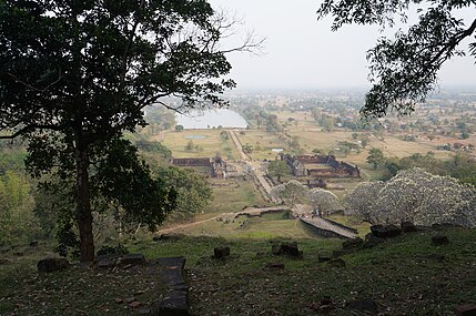 Vue générale. Un baray en contrebas