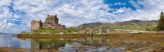 Eilean Donan Castle Panorama.jpg