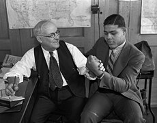 Joe Louis and Harry Carr arm wrestling.jpg