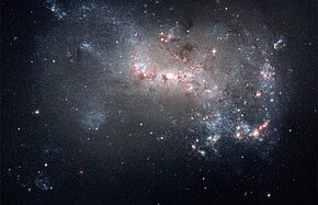 Galaxie NGC 4449 - fotografie z Hubbleova vesmírného dalekohledu