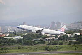 华航的空中客车A321neo于桃机南跑起飞（B-18108）