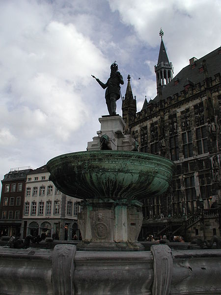 File:Aachen-Rathausplatz-PIC00122.JPG