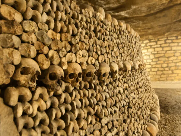 Fichier:Catacombes-de-paris.webp