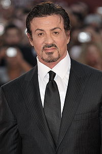 Sylvester Stallone, Amerikalı aktör, yönetmen, senarist ve film yapımcısı. Rocky'de canlandırdığı Rocky Balboa ve İlk Kan'daki John Rambo karakterleri ile dünya çapında üne sahiptir. Senaryosunu da yazdığı Rocky ile En İyi Özgün Senaryo ve En İyi Erkek Oyuncu dallarında Oscar adayı olmuştur. (Üreten:nicolas genin)