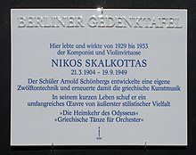 Photographie de la plaque mémoriale où a vécu Skalkóttas à Berlin