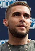 Josh Segarra interprète Adrian Chase / Prometheus.