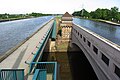 Das Wasserstraßenkreuz Minden. Blick zur Weser zwischen neuer und alter Kanalbrücke. Kreis Minden-Lübbecke.