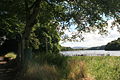 Fußweg am Damm auf dem Weg zur Insel mit einem Blick auf den Fluss