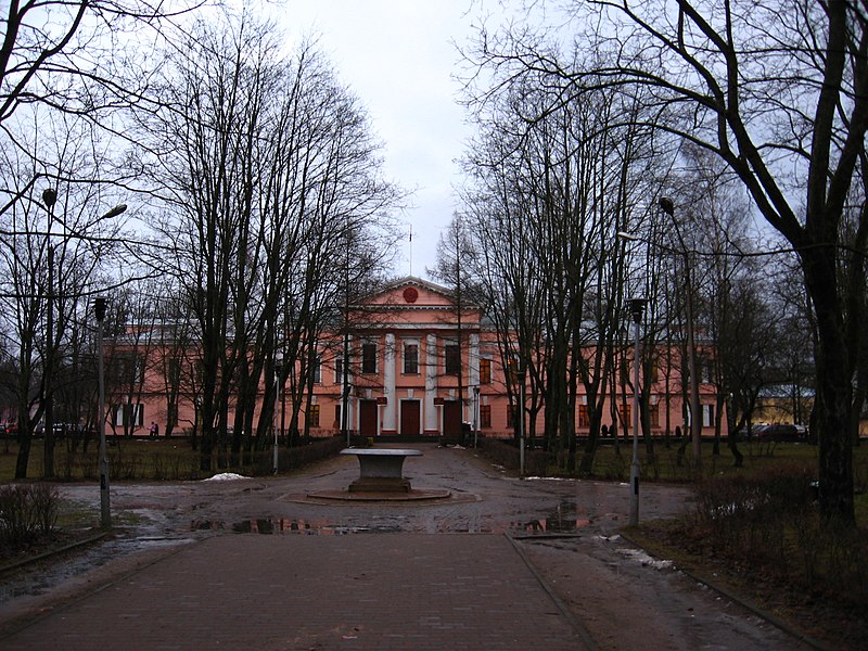 File:Administration building of Gatchina.jpg