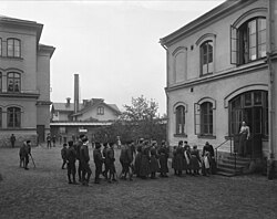 "Verksamheten var från början ett skol- och sjukhem för i första hand fattiga, rörelsehindrade barn. Även rörelsehindrade barn, vars föräldrar inte var direkt fattiga men levde under enkla förhållanden, kom till Eugeniahemmet. Verksamheten drevs med finansiellt stöd från varierande välgörenhetsaktiviteter. På Eugeniahemmet fick barnen skolundervisning. Efter avslutad skolgång fick barn med förutsättningar att bli skomakare eller sömmerskor en sådan utbildning."