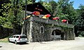 Schweizerhaus mit Terrasse und Denkmal-Grotte