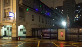晚上，有人以激光筆照射深水埗警署，警方以射燈照向欽州街