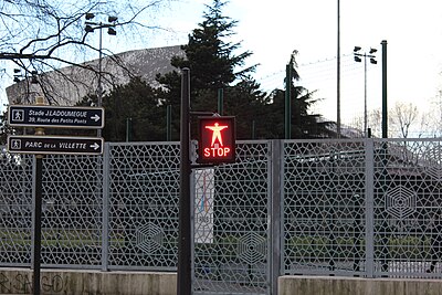 Autre feu de traversée de voie de tramway.