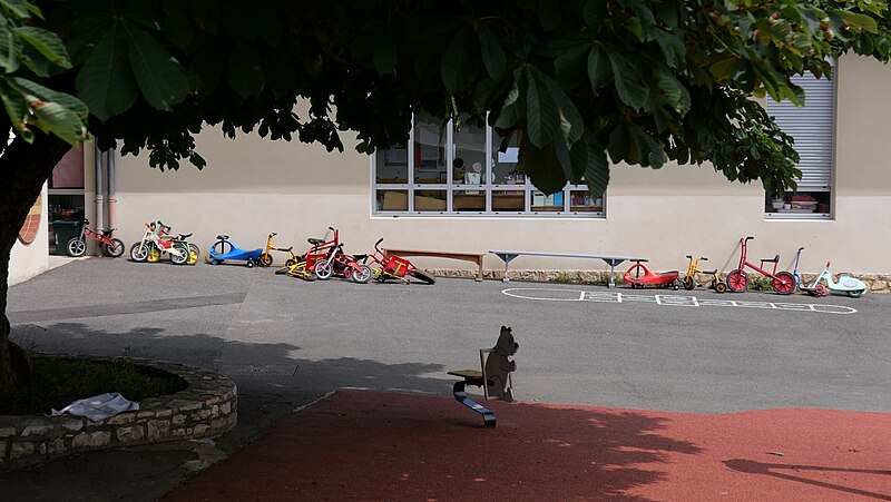 File:Bicyclettes, en attendant la récréation.jpg