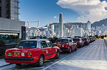 File de taxis au pied de l'International Commerce Center (Hong Kong). (définition réelle 5 261 × 3 446)