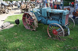 Tracteurs Austin (1920) et Deering (1923-1939) parmi les animaux de la Ferme