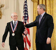 Ralph Baer vastaanottaa National Medal of Technologyn presidentti George W. Bushilta.