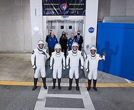 Экипаж корабля на выходе здания Оперативного центра имени Нила Армстронга