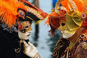 אנשים לבושים מסכות בקרנבל המסכות בוונציה