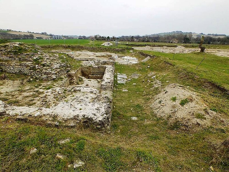 File:Ostra antica tempio su podio 1.jpg