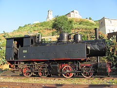 Lokomotive der Baureihe R.440; im Hintergrund das Kloster Shegerini