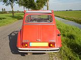 Eng Citroën 2CV6 Club mat opgerulltem Daach