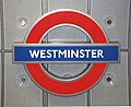 Undergrunnsbanes symbol, her ved Westminster stasjon