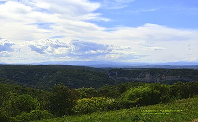 Nous sommes sur le terrain militaire en zone protégée. Au fond la Lozère et ses chaînes de montagnes à 80 km. En premier plan, les falaises du Gardon sur la commune de Sanilhac.