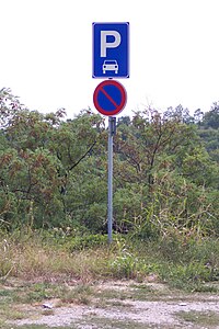 Auf diesem Parkplatz ist Parken verboten. Gesehen in Istrien.