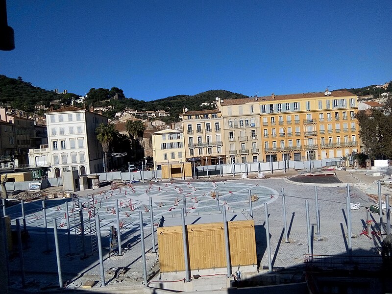 File:Place Clemenceau en requalification à Hyères dans le Var au mois de Janvier 2019.jpg