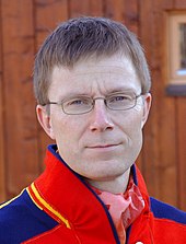 Hlava muže v detailu, s brýlemi v oblečení v sámských barvách