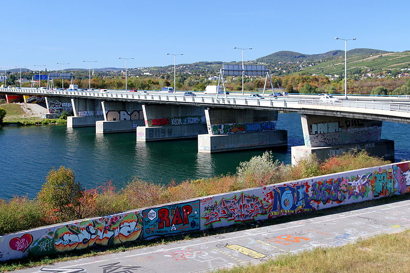 File:Wien - Nordbrücke, Graffiti.JPG