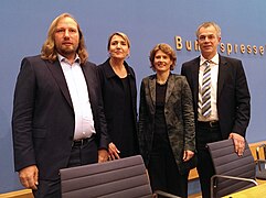 Bundespressekonferenz mit Anton Hofreiter und Simone Peter.jpg