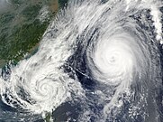 台風17号 (左) と台風18号 (右) の衛星画像 (10月6日)