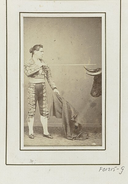 File:Portret van een onbekende stierenvechter (matador) met stok, doek en stierenkop, RP-F-F01215-G.jpg