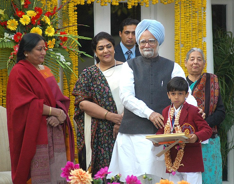 File:The Prime Minister, Dr. Manmohan Singh presenting the National Award for Bravery-2007, to Master Yuktarth Shrivastava, in New Delhi on January 24, 2008.jpg