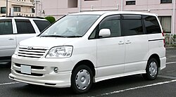 Toyota Noah 2001–2004