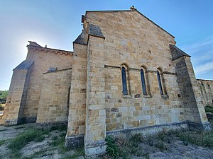 Photographie d'un chevet d'église plat contreforté.