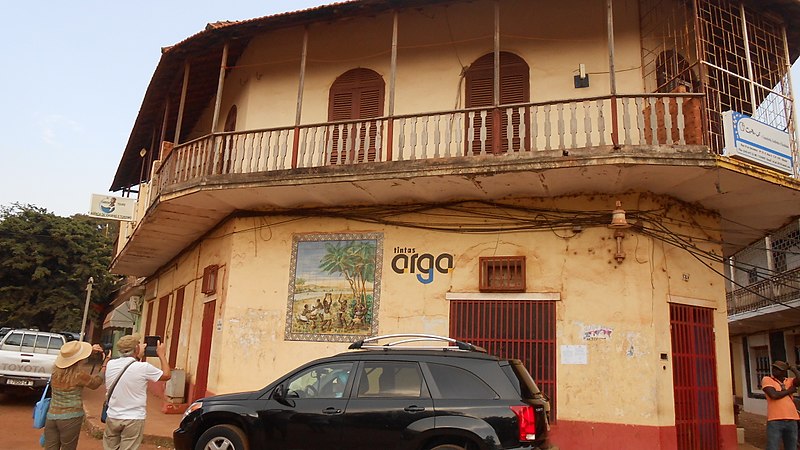 File:Casa com lojas e azulejos, Bissau antiga.jpg