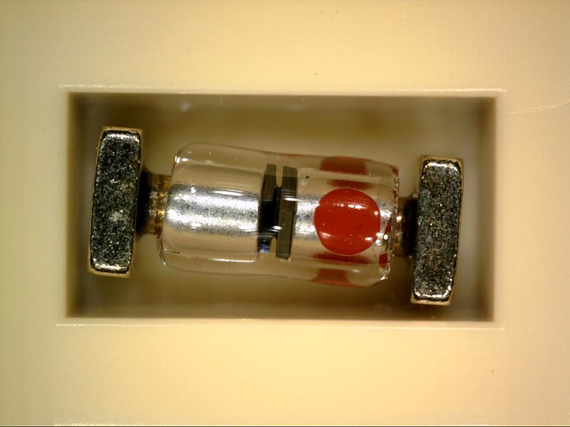 File:Zener diode (JAN 1N6316) in QuadroMELF package.jpg