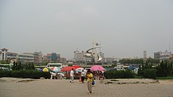 粛寧駅の駅前広場