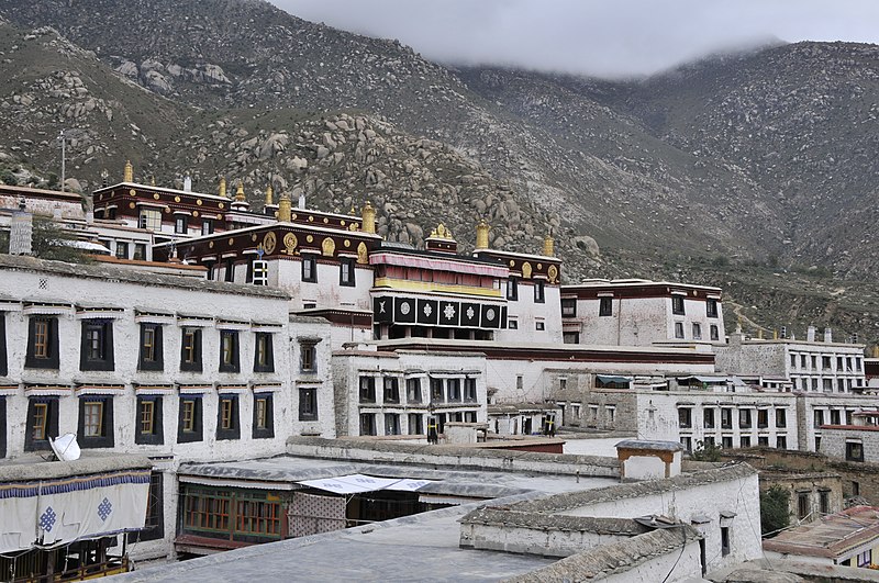 File:MONASTERIO DE DREPUNG - panoramio.jpg