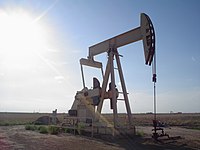 Una pompa petrolifera estrae del petrolio da un pozzo petrolifero vicino Lubbock