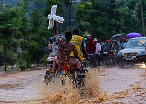 Bodaboda auf einer überfluteten Straße in Kigali